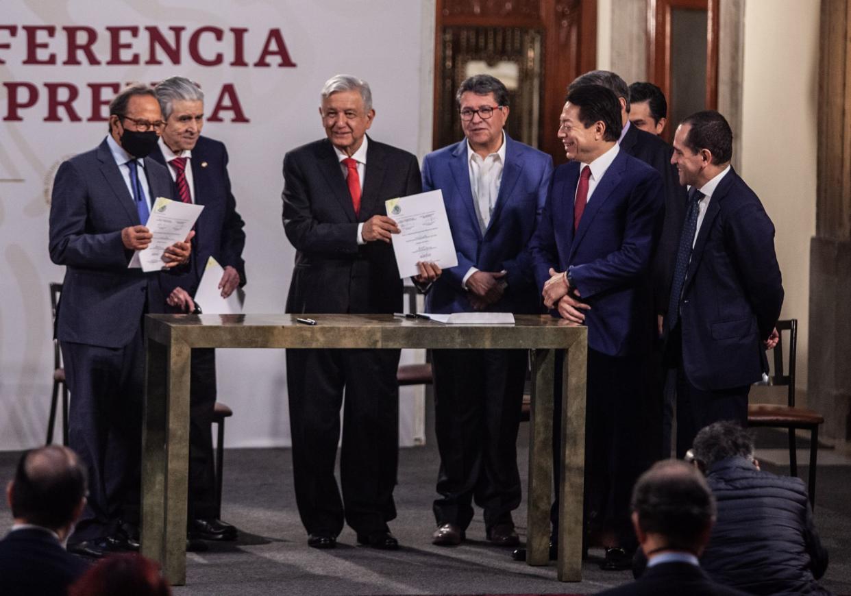 CIUDAD DE MÉXICO, 22JULIO2020.-Andrés Manuel López Obrador, presidente de México acompañado de Arturo Herrera Gutiérrez, secretario de Hacienda y crédito Público; Ricardo Monreal Ávila, presidente de la Junta de Coordinación Política de la Cámara de Senadores; Mario Delgado Carrillo, presidente de la Junta de Coordinación Política de la Cámara de Diputados; Zóe Robledo Aburto, director general del IMSS; Carlos Salazar Lomelín, Presidente del Consejo Coordinador Empresarial; Carlos Aceves del Olmo, secretario general de la Confederación de Trabajadores de México (CTM) y Julio Scherer Ibarra, consejero jurídico de la presidencia, durante la conferencia matutina en el Palacio Nacional. FOTO: ANDREA MURCIA/CUARTOSCURO.COMFOTO: ANDREA MURCIA/CUARTOSCURO.COM