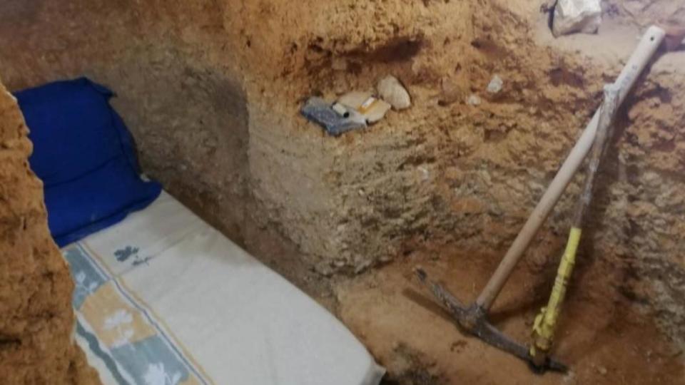 西班牙1名男子也曾花6年時間，挖出足以生活的地窖。（圖／翻攝自 @andresiko_16 推特）