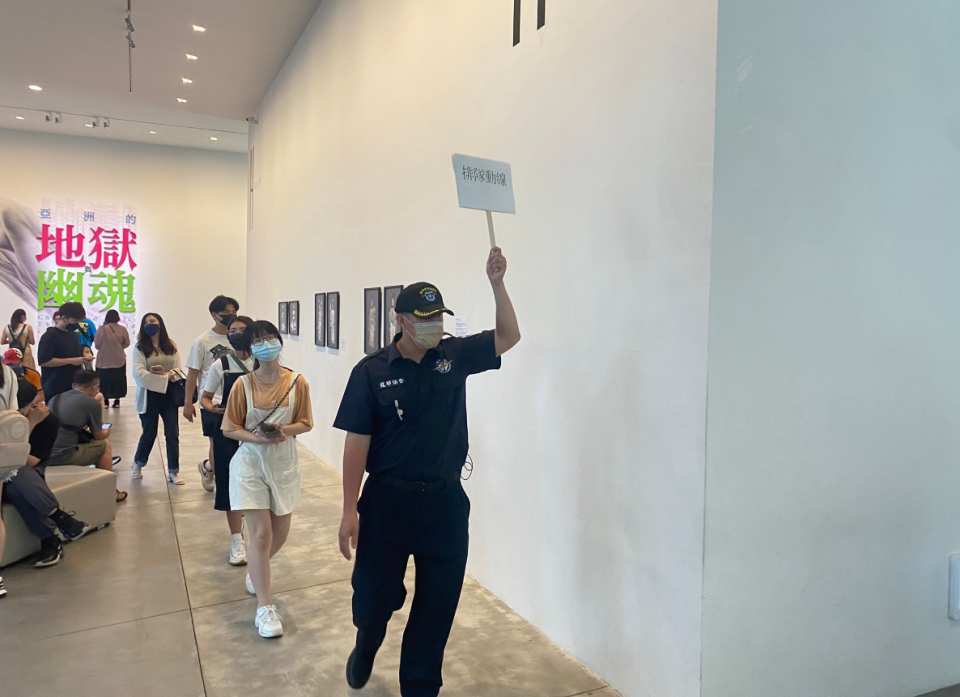 台南美術館《亞洲的地獄與幽魂》特展開展第二日，大批人潮衝著看「殭屍」而來。    圖：翻攝自台南市美術館臉書