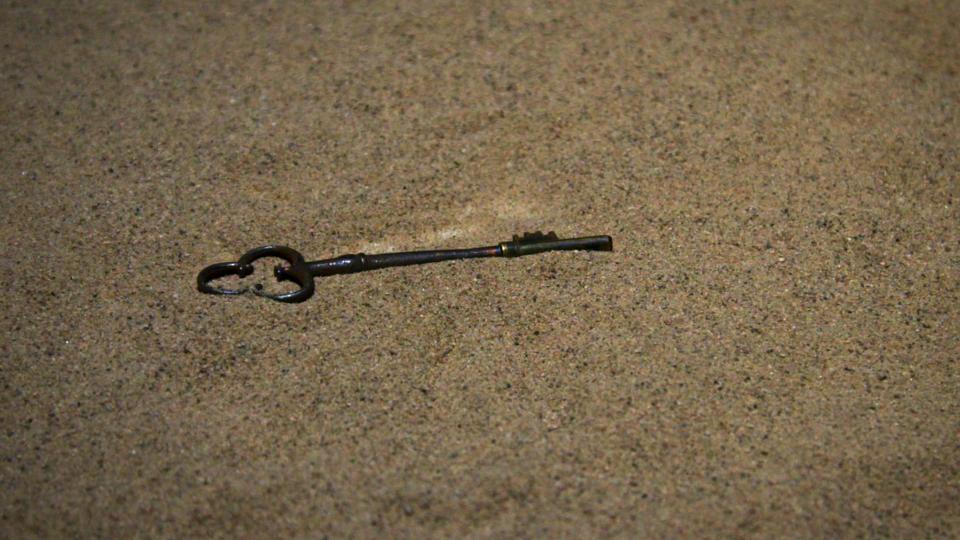 Key in the sand in "Squid Game: The Challenge."