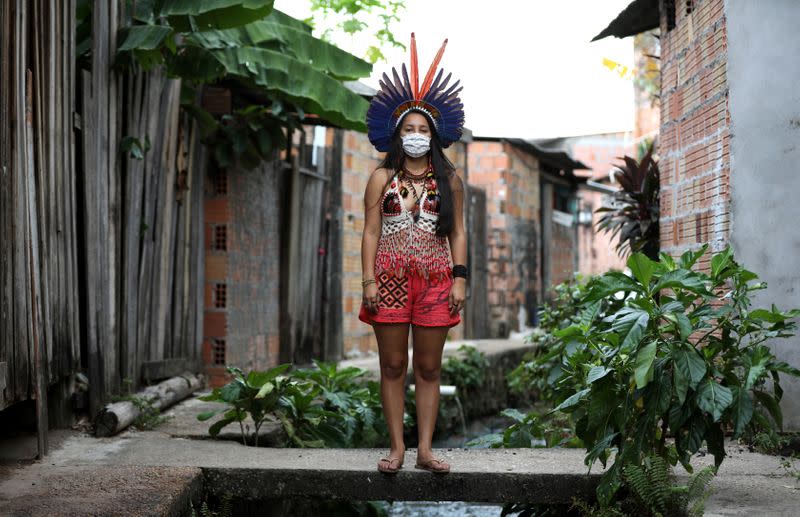 Samela Satere-Mawe, estudiante de biología y activista indígena de 24 años, posa para fotografías cerca de su casa, que también es la sede de la Asociación de Mujeres Satere Mawe en el barrio de Compensa en Manaos, estado de Amazonas, Brasil