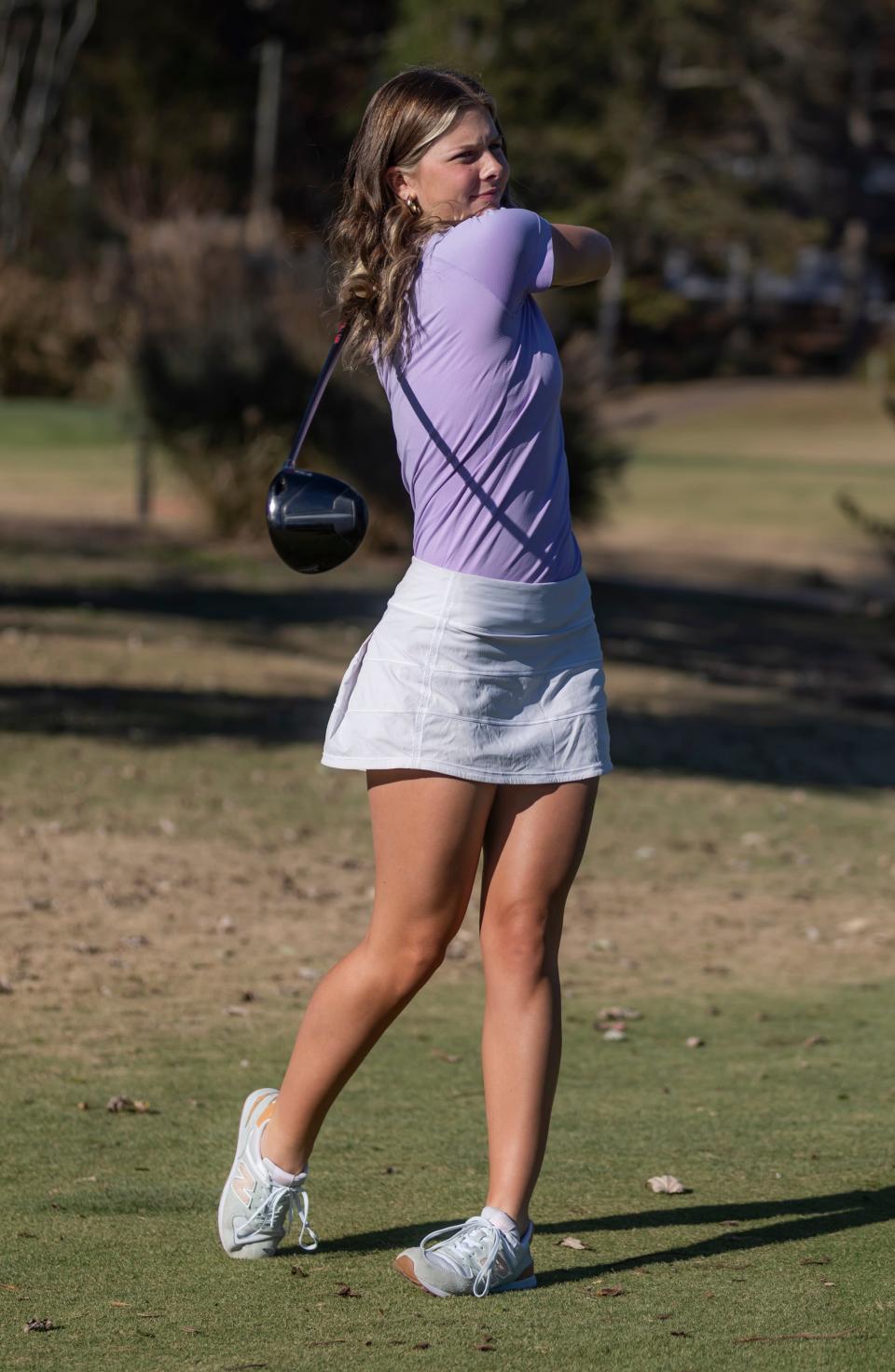 La golfista femenina del año de toda el área, Zoe Phillips de Clarksville High School, es fotografiada en el campo de golf Swan Lake en Clarksville el viernes 3 de noviembre de 2023.