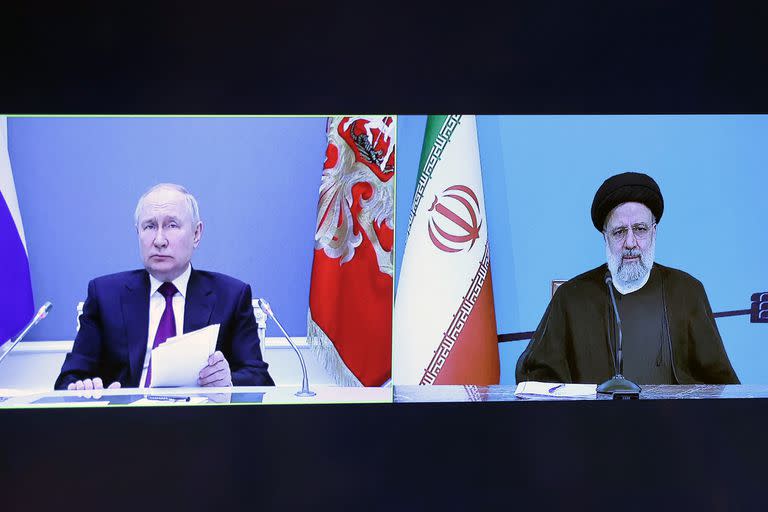 Los presidentes de Rusia, Vladimir Putin, e Irán, Ebrahim Raisi, durante la videoconferencia por el nuevo acuerdo comercial