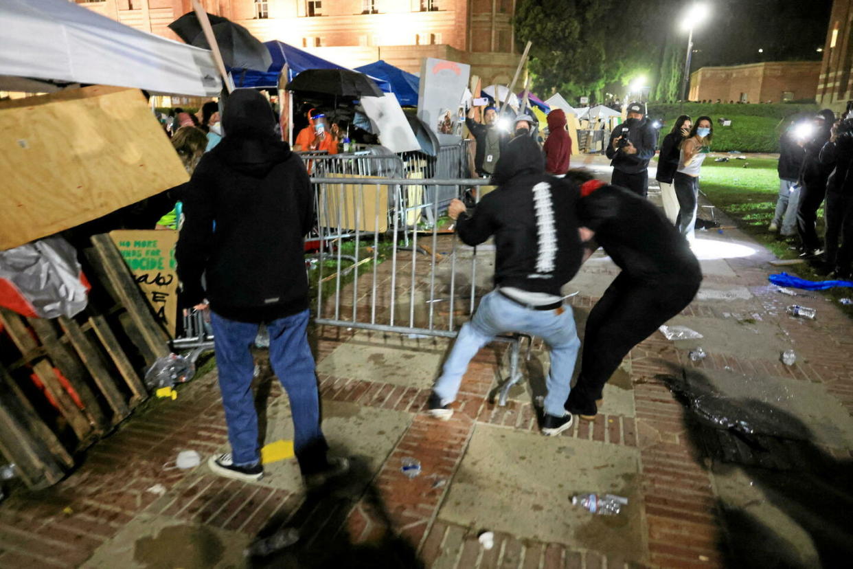 Des affrontements en marge de manifestations pro-Palestine sur le campus de l'université américaine UCLA, à Los Angeles, le 1er mai 2024.  - Credit:David Swanson / REUTERS