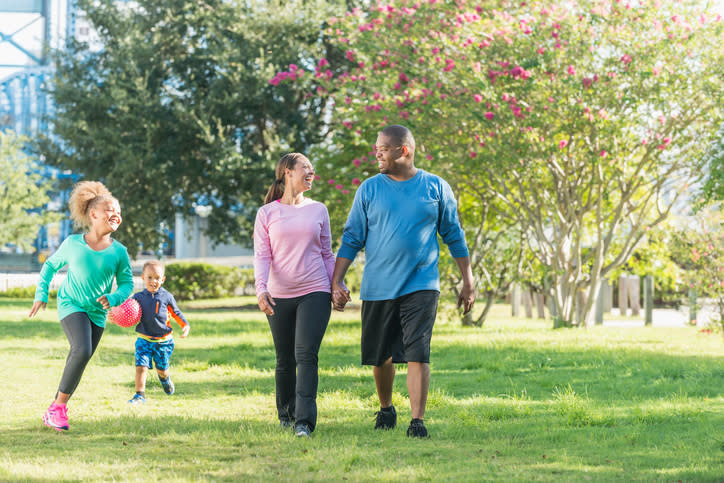 Dar paseos en familia ayudaría a relajar la mente, mejorando los vínculos. Foto: kali9/Getty Images