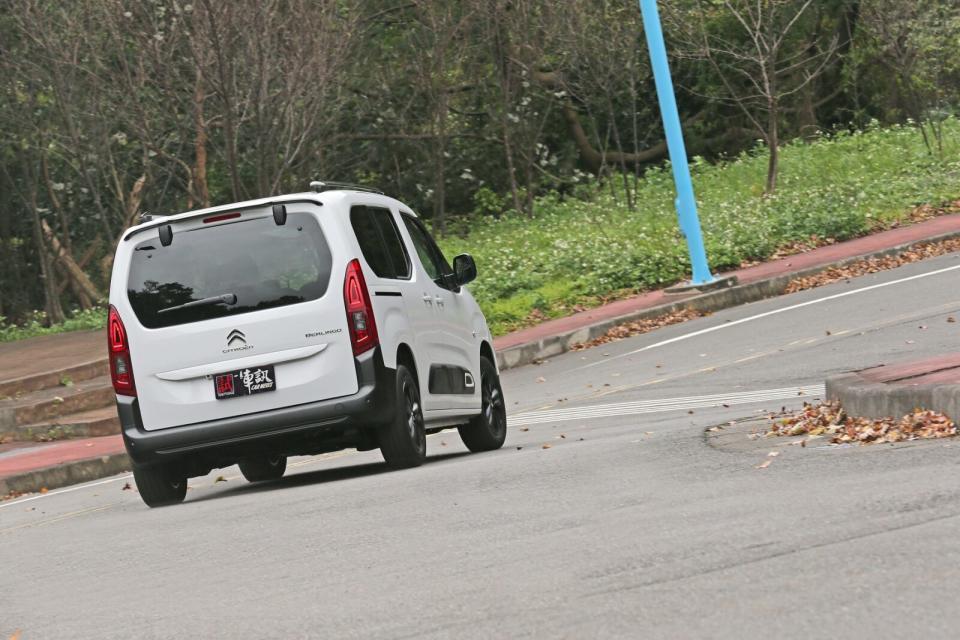 短軸車型依舊維持車系一貫流暢好上手的駕乘反應，小巧尺碼更利於市區巷弄穿梭。