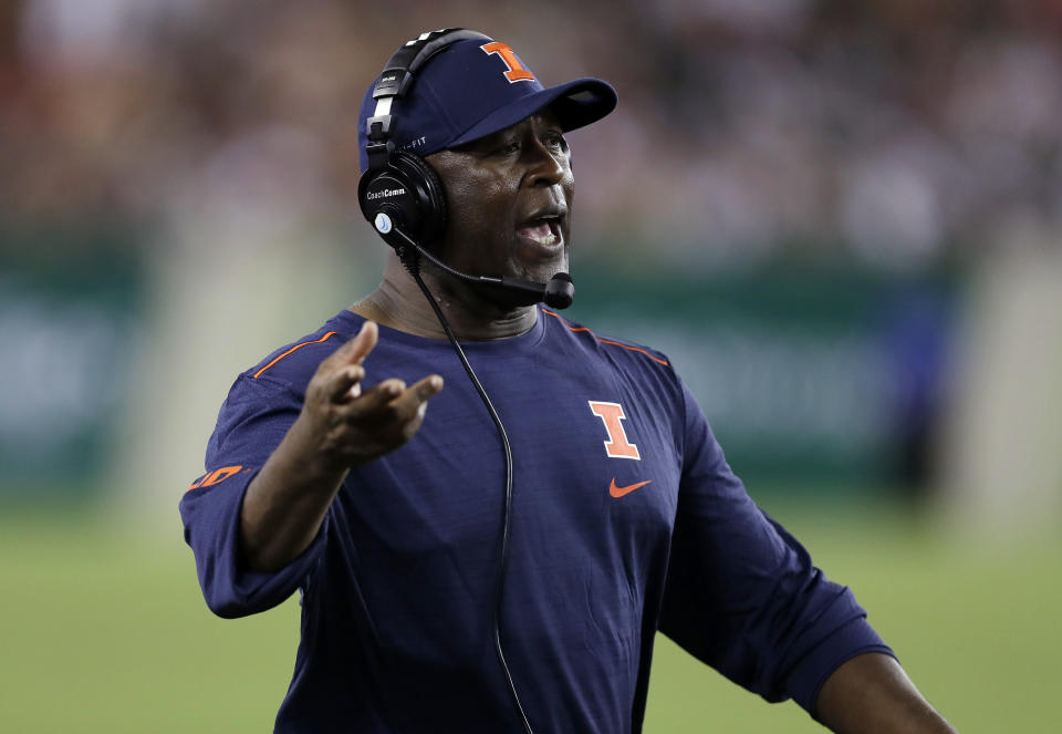 How happy are Illinois fans with coach Lovie Smith after the Illini’s 47-23 loss to South Florida on Saturday. (AP)