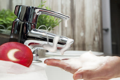 使用天然植物精華成份的肥皂洗手，能減輕過敏的反應，是不錯的選擇。