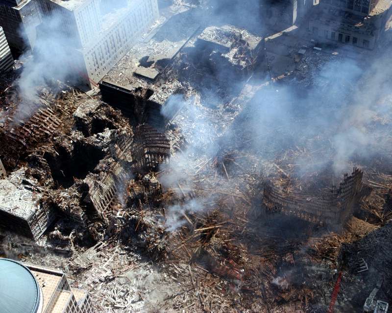 911事件中遭受恐怖攻擊的紐約世貿大樓，遭受攻擊後世貿中心成為一片廢墟。（取自維基百科）
