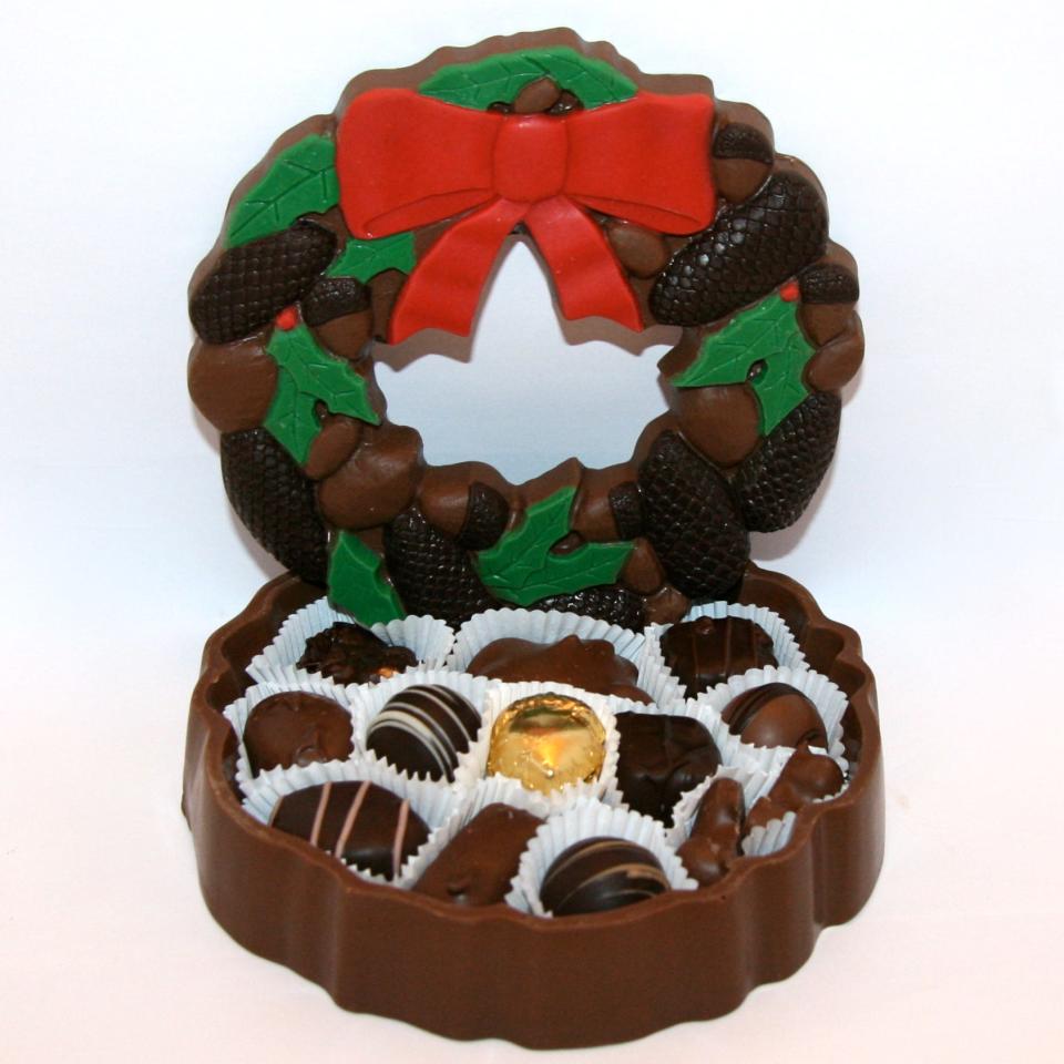 Edible chocolate wreath box from Enjou Chocolate.