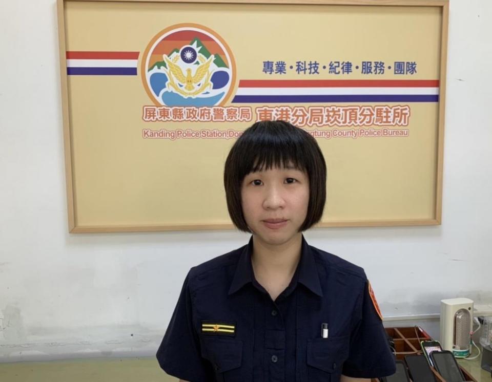 女力崛起，東港警分局第一位女所長黃雯琦報到，擔任崁頂分駐所所長。（記者鄭伯勝攝）