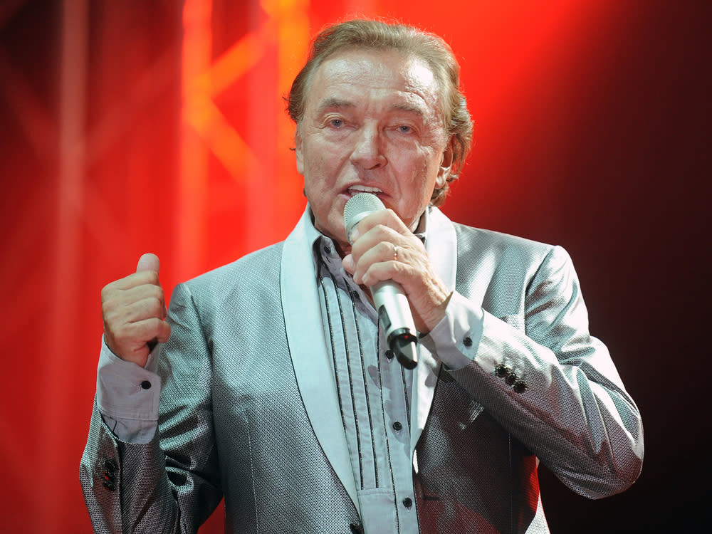 Karel Gott stand fast sechs Jahrzehnte lang auf der Bühne (Bild: shutterstock.com/ yakub88)