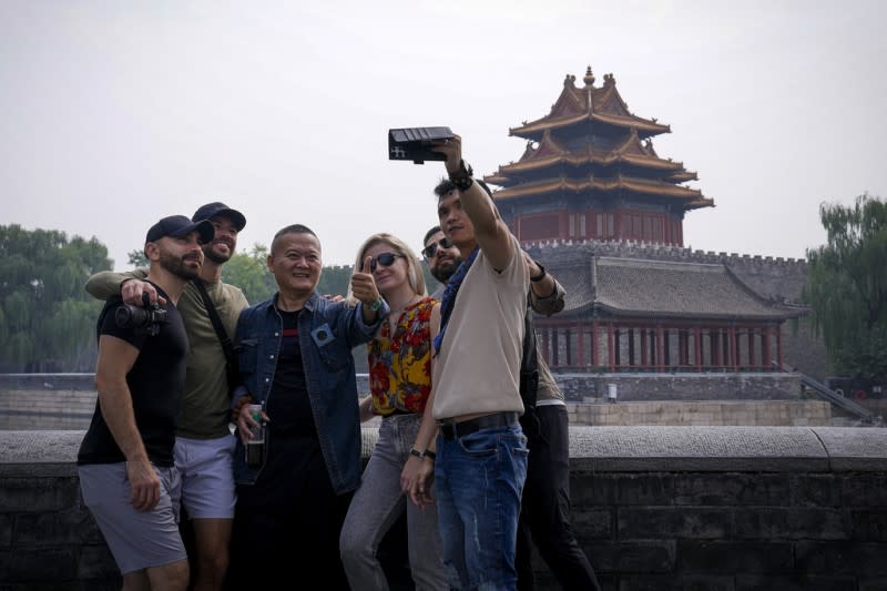 <cite>2023年9月26日，外國遊客在中國北京故宮角樓附近自拍。（美聯社）</cite>