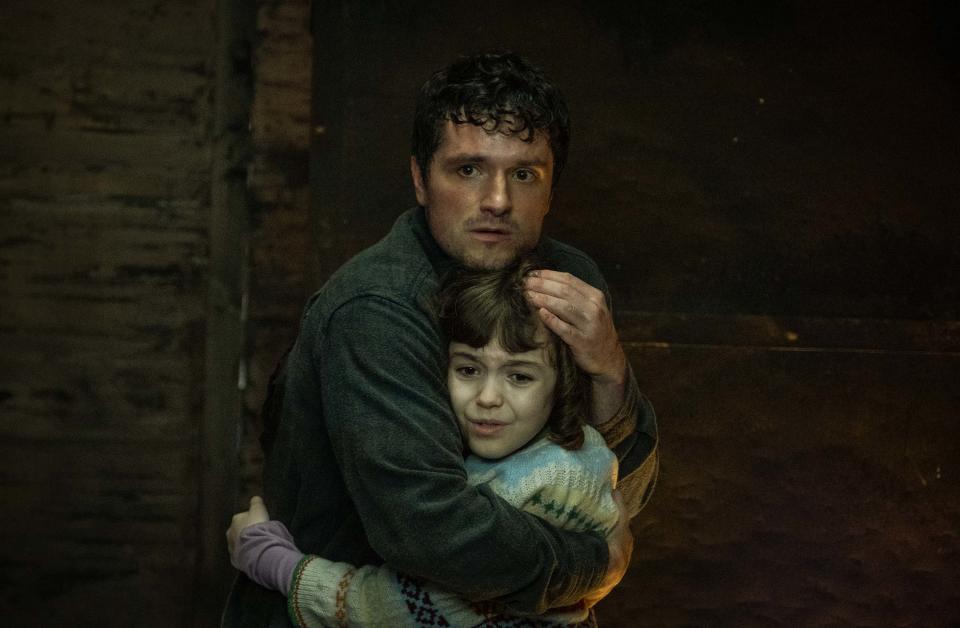 Mike (Josh Hutcherson) y Abby (Piper Rubio) en Five Nights at Freddy's, dirigida por Emma Tammi (© 2023 Universal Studios. All Rights Reserved)