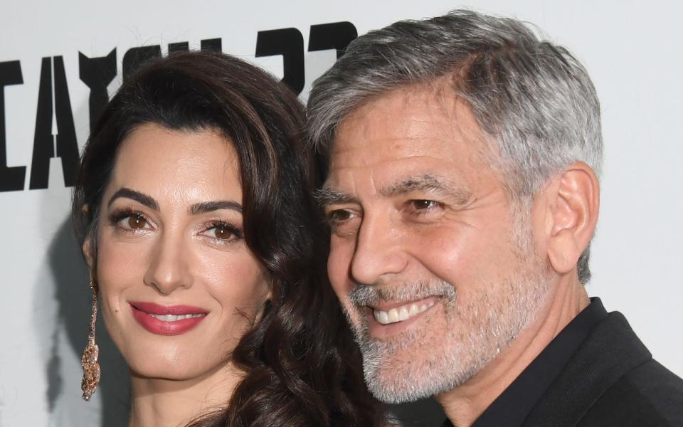 Im Juni 2017 wurden George Clooney und seine Frau Amal Eltern von Zwillingen. Ella und Alexander heißen die beiden Knirpse, die das Paar auf Trab halten. Und sie sind nicht die einzigen Promis, die gleich doppeltes Babyglück hatten ... (Bild: Stuart C. Wilson/Getty Images)