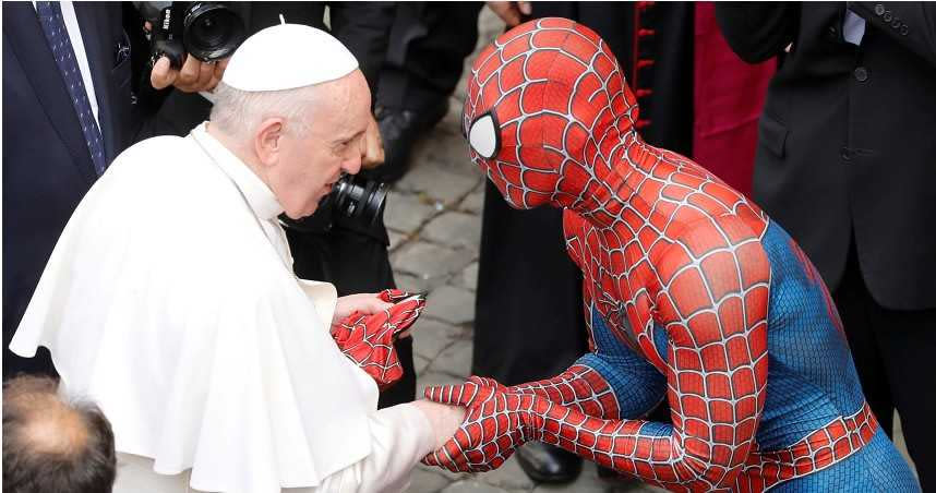 教宗和蜘蛛人同框。（圖／達志／路透社）