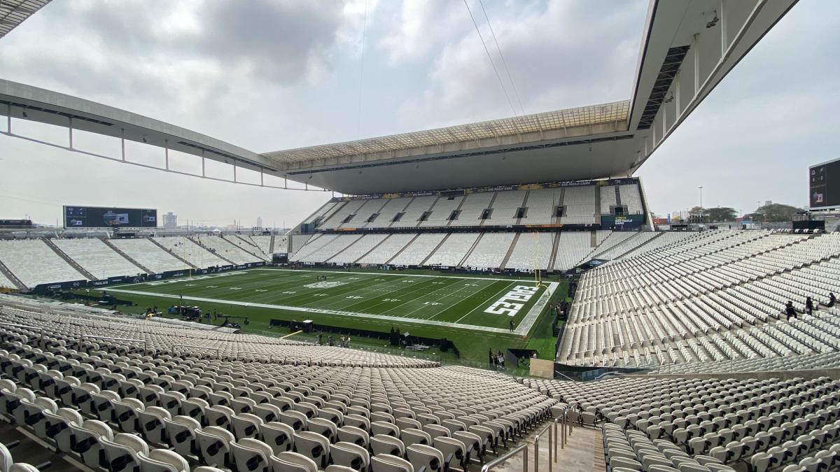 Eagles get their 1st glimpse of Corinthians Arena in São Paulo