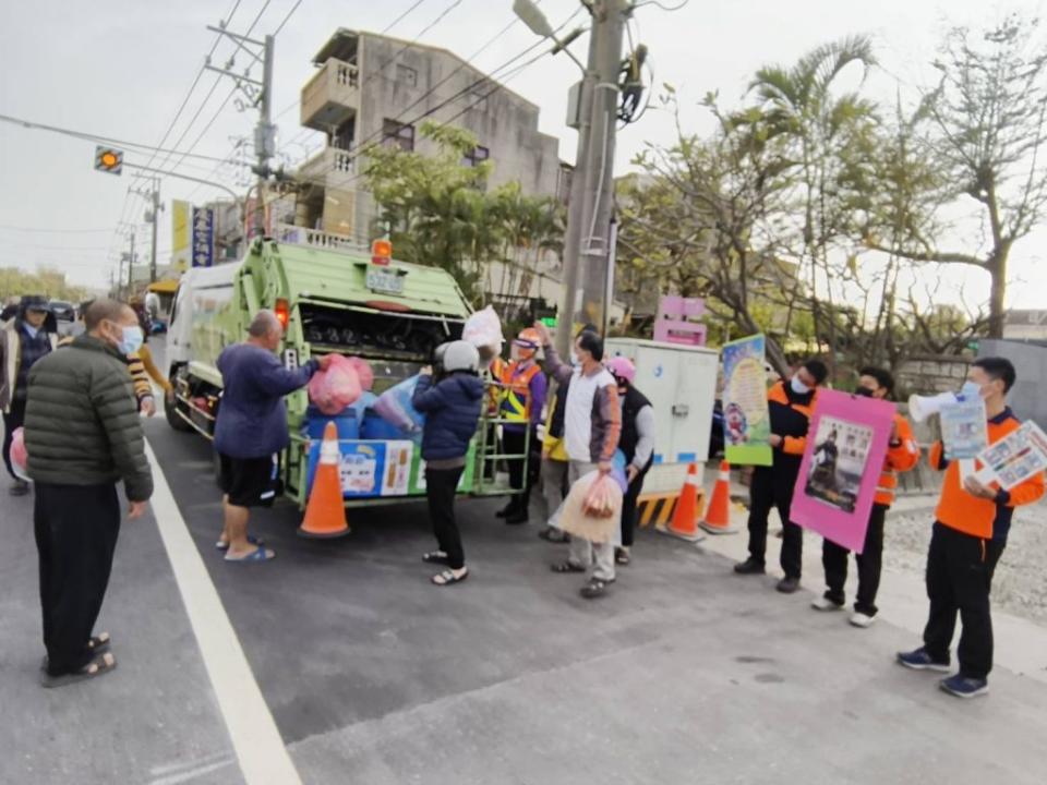 南消七大灣裡分隊日前結合清潔隊合作，跟隨清運垃圾車深入轄區大街小巷辦理防火宣導。(讀者提供)