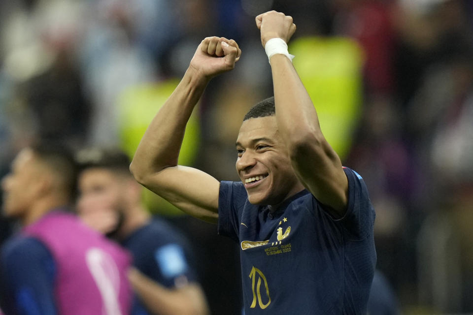 Kylian Mbappé celebra tras la victoria de Francia por 2-1 ante Inglaterra en los cuartos de final del Mundial en Jor, Qatar, el domingo 11 de diciembre de 2022. (AP Foto/Francisco Seco)