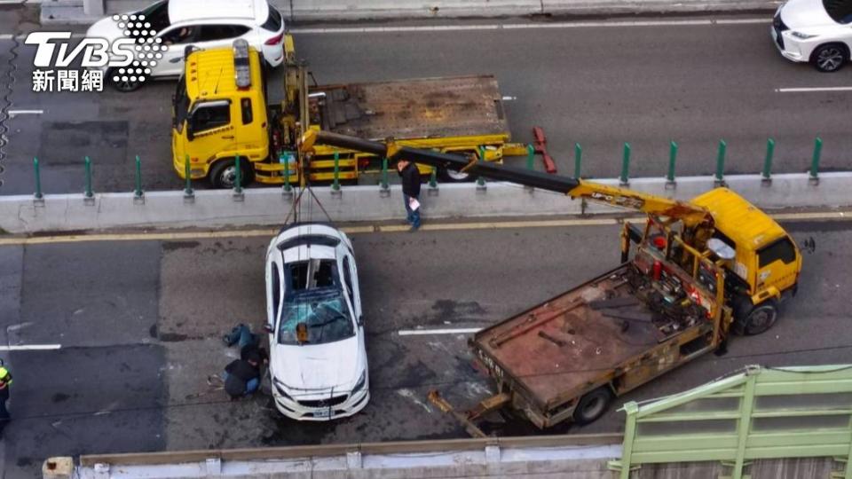 吊車到場協助排除事故。（圖／民眾王先生提供）