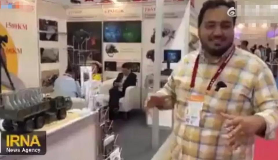伊朗記者一臉「眉飛色舞」，嘲笑中國抄襲伊朗無人機技術。   圖：擷取自中國軍事專欄「皇家橡樹」