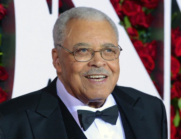 ARCHIVO - James Earl Jones llega a la ceremonia de los premios Tony el 12 de junio de 2016, en Nueva York. (Charles Sykes/Invision/AP, Archivo)