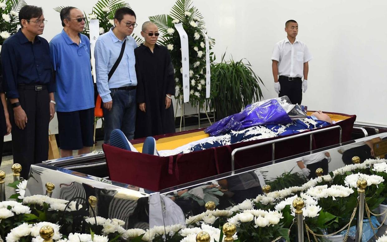 Liu Xiaobo's family gathers around his body before it was cremated - SHENYANG MUNCIPAL INFORMATION