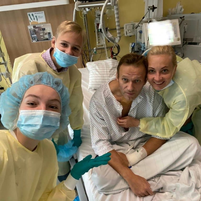 Photo diffusée sur le 15 septembre 2020 sur le compte Instagram d'Alexeï Navalny montrant l'opposant russe entouré de sa famille à l'hôpital à Berlin.
