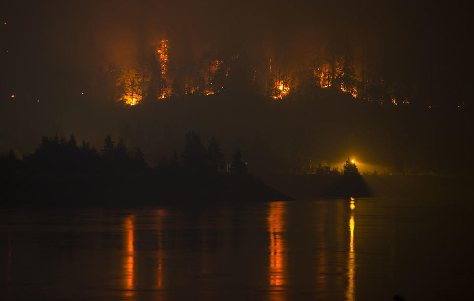 <p>Flames are visible from the Washington side of the Columbia River above the Bonneville Dam in North Bonneville, Wash., as a wildfire moves west, on Sept. 6, 2017. (Photo: Chris Pietsch/The Register-Guard via AP) </p>