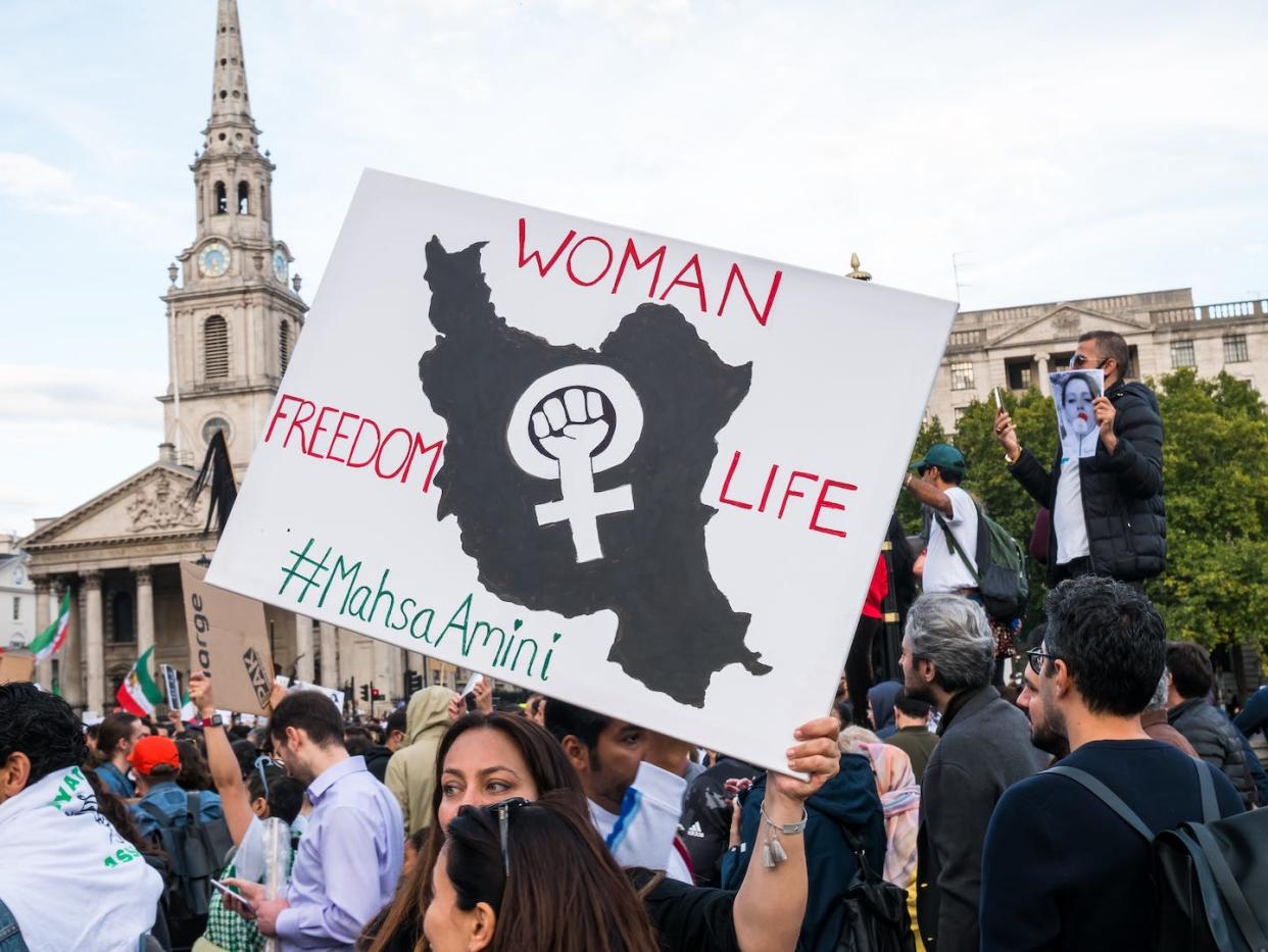 Protesta en Trafalgar Square (Londres, el 24 de setiembre de 2022) por la muerte bajo custodia policial iraní de Mahsa Amini. <a href="https://www.shutterstock.com/es/image-photo/london-uk-september-24th-2022-protest-2206042735" rel="nofollow noopener" target="_blank" data-ylk="slk:Shutterstock / Alex Yeung;elm:context_link;itc:0;sec:content-canvas" class="link ">Shutterstock / Alex Yeung</a>