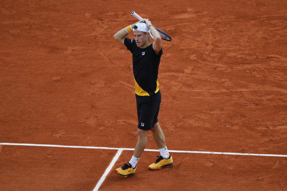 El argentino Diego Schwartzman se lamenta tras fallar un punto ante el español Rafael Nadal en la semifinal del Abierto de Francia, el viernes 9 de octubre de 2020, en París (AP Foto/Christophe Ena)