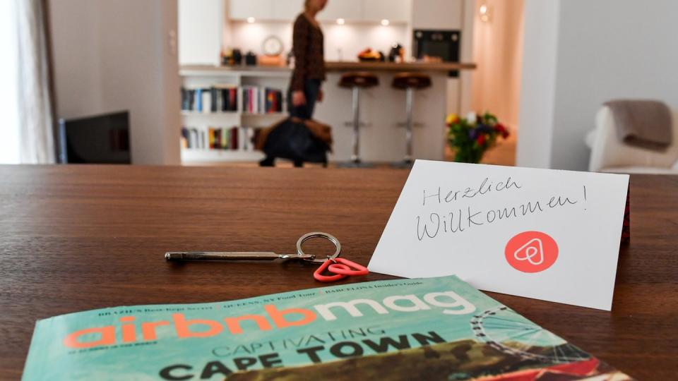 Begrüßung mit Schlüssel, Magazin und Willkommen-Karte in einer Airbnb-Wohnung in Berlin. Foto: Jens Kalaene/Archiv