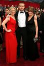 <p>Für „Half Nelson“ war Gosling für seinen ersten und (bisher) einzigen Oscar nominiert. Dieses Mal nahm er seine Mutter Donna und seine Schwester Mandi mit. <i>(Bild: Frazer Harrison/Getty Images)</i></p>