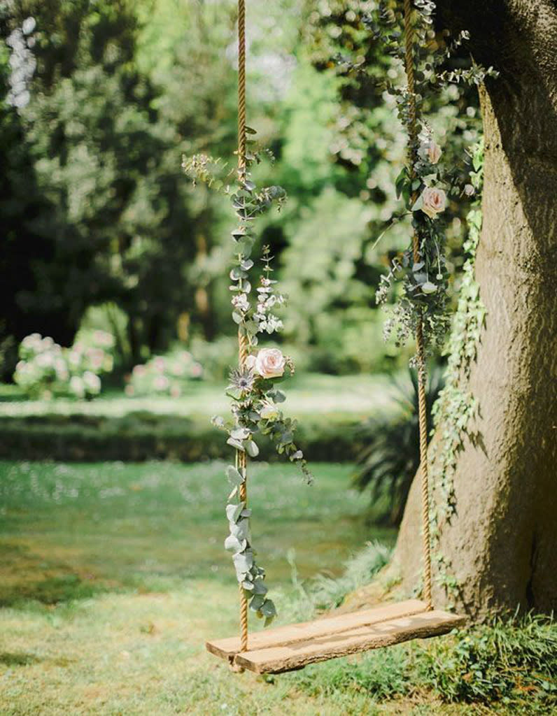 Installez une balancoire fleurie à une branche d'arbre