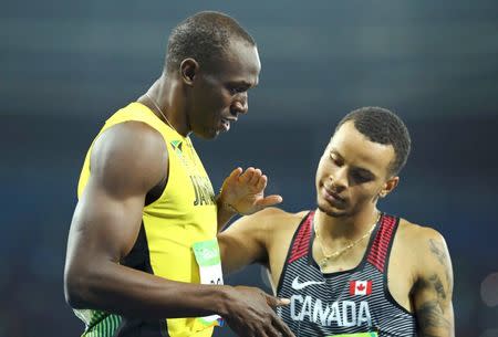 2016 Rio Olympics - Athletics - Final - Men's 200m Final - Olympic Stadium - Rio de Janeiro, Brazil - 18/08/2016. Gold medallist Usain Bolt (JAM) of Jamaica and silver medallist Andre De Grasse (CAN) of Canada. REUTERS/Lucy Nicholson