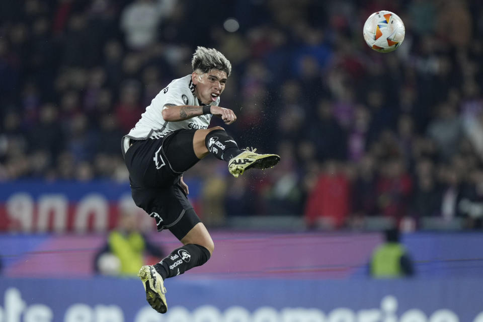 Carlos Palacios, del Colo Colo de Chile, salta por el balón durante un partido del Grupo A de la Copa Libertadores contra el Cerro Porteño de Paraguay, en el estadio General Pablo Rojas, en Asunción, Paraguay, el 29 de mayo de 2024. (AP Photo/Jorge Saenz)