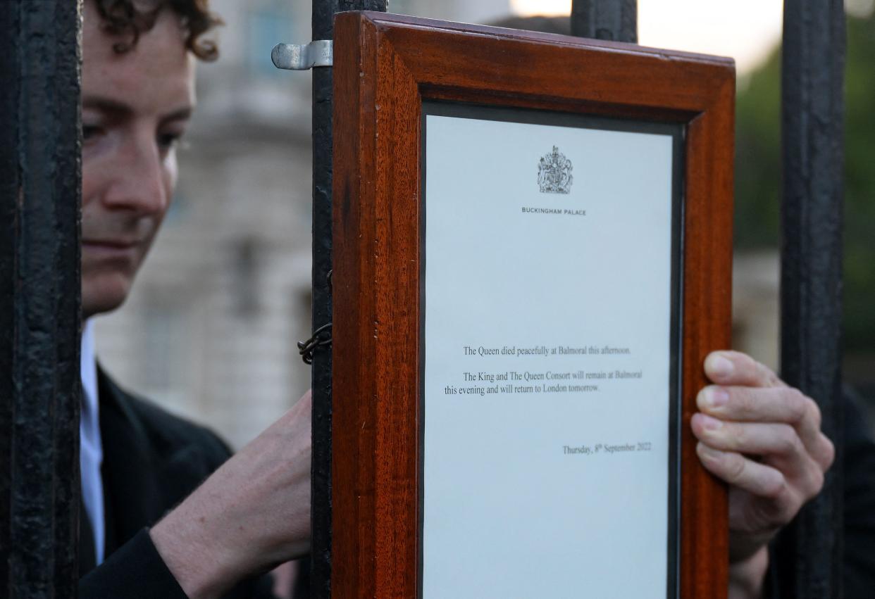 A notice announcing the death of Queen Elizabeth II is placed on the railings outside of Buckingham Palace in central London, on September 8, 2022. - Queen Elizabeth II, the longest-serving monarch in British history and an icon instantly recognisable to billions of people around the world, has died aged 96, Buckingham Palace said on Thursday. (Photo by Daniel LEAL / AFP) (Photo by DANIEL LEAL/AFP via Getty Images)