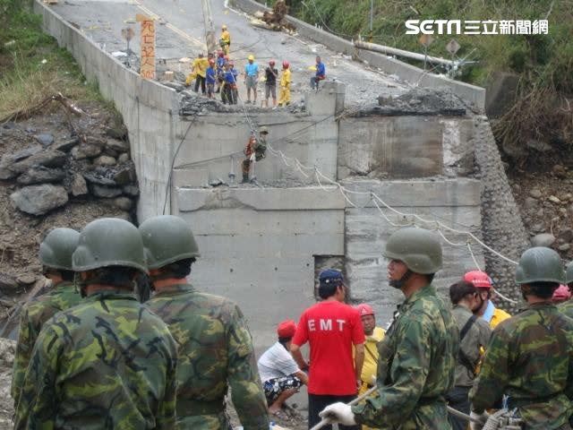 因為橋墩無法行走，只能用繩索滑過去（圖／記者陳淳毅攝影）