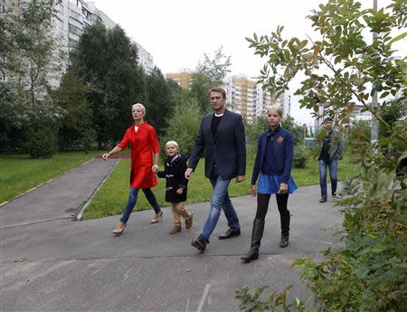 Russian opposition leader Alexei Navalny (2nd R), accompanied by his wife Yulia (L) and children Dasha and Zakhar (2nd L), walks to a polling station in Moscow September 8, 2013. REUTERS/Maxim Shemetov