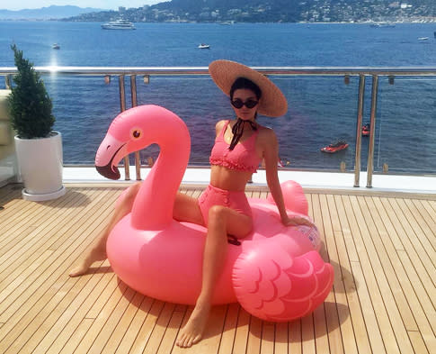 Auch Kendall Jenner liebt ihren Pool-Flamingo! (Bild: instagram.com/kendalljenner)