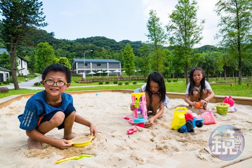 園區內有沙坑、小小海盜船供小孩們自由玩耍。