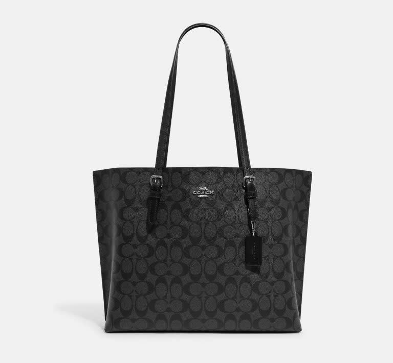 Tote Mollie en lona de la firma de Coach. (Foto: Coach Outlet)