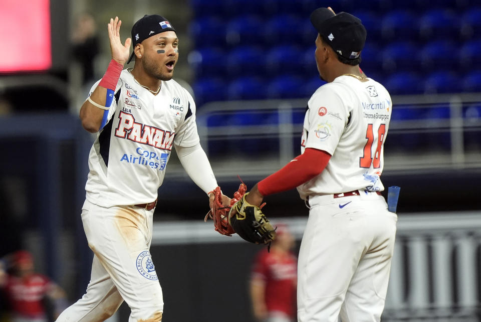 Ricardo Céspedes (izquierda), jardinero derecho de Panamá, festeja con el intermedista Jean Arnáez, tras el triunfo sobre República Dominicana en la Serie del Caribe, el miércoles 7 de febrero de 2024 en Miami (AP Foto/Marta Lavandier)