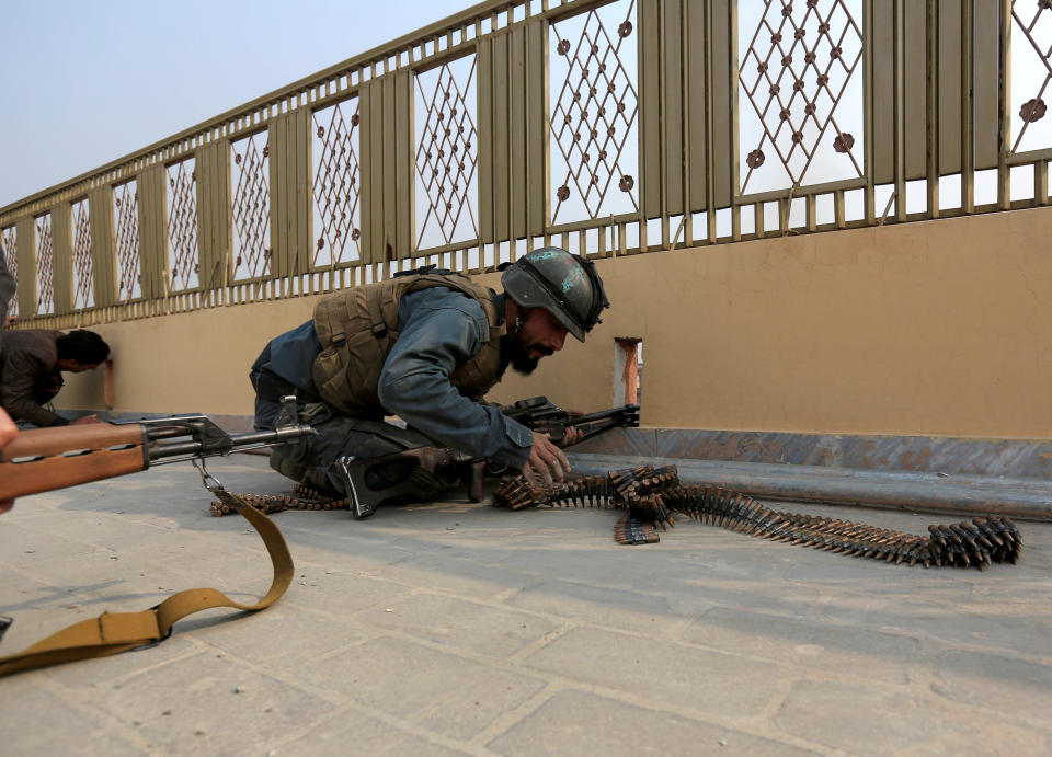 <p>An Afghan police officer takes position during a blast and gun fire in Jalalabad, Afghanistan, Jan. 24, 2018. (Photo: Parwiz/Reuters) </p>