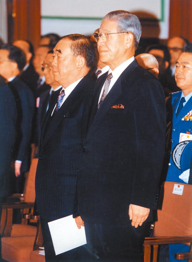 1993年2月22日，時任總統李登輝（右）與即將卸任行政院長的郝柏村（左）一同出席總統府國父紀念月會。（本報系資料照片）