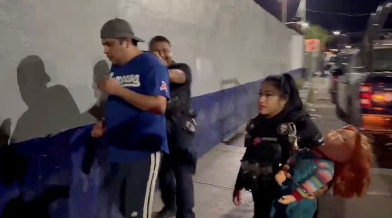 Policía mexicana esposa al torcido 'muñeco demonio' Chucky en Monclova
