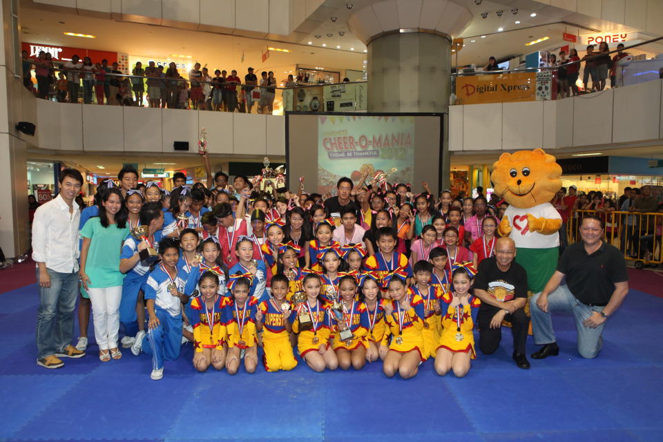 Finalists from Cheer-O-Mania 2012 with Singa and the judges.