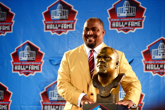 Hall of Fame receives gift from Walter Jones