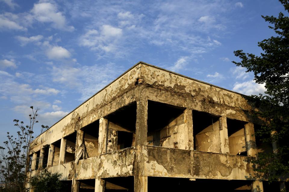 Una fábrica abandonada en la zona industrial de la ciudad de Tebas. Este tipo de edificios sufren además saqueos que muestran la destrucción.