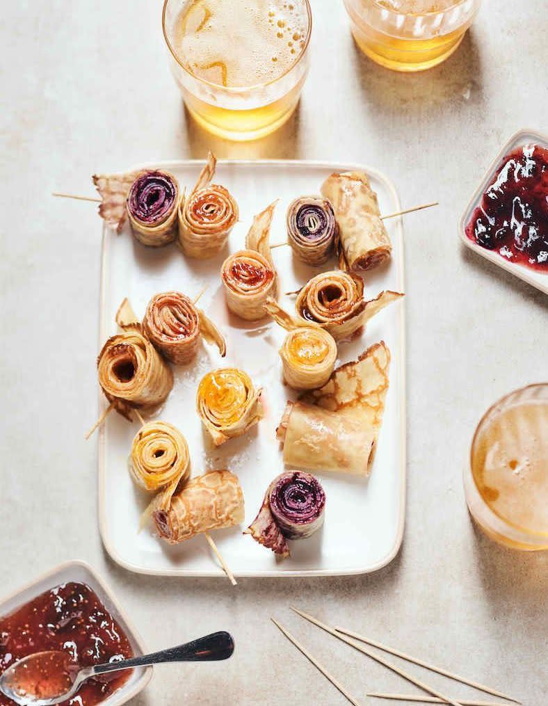 <p>Découvrir la recette des <a href="https://www.elle.fr/Elle-a-Table/Recettes-de-cuisine/Roules-de-crepes-a-la-confiture-3899101" rel="nofollow noopener" target="_blank" data-ylk="slk:Roulés de crêpes à la confiture;elm:context_link;itc:0;sec:content-canvas" class="link ">Roulés de crêpes à la confiture</a></p><br>